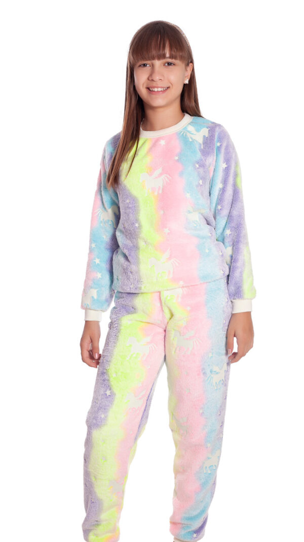 pijama-peluciado-menina-com-estampas-variadas-que-brilham-no